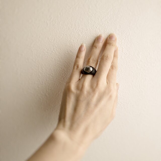 no.70007 黒檀・天然ケシパールのシルバーリング（14号） | iichi 日々