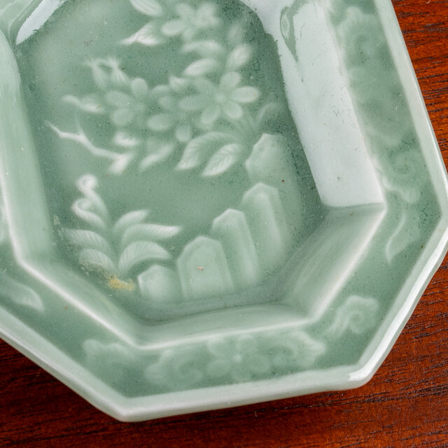 三田青磁 陽刻草花文八角小皿 | iichi 日々の暮らしを心地よくする
