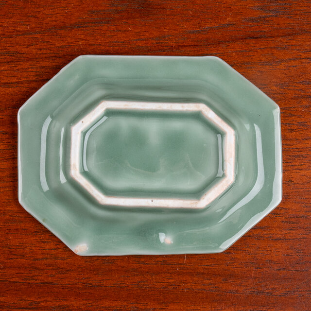 三田青磁 陽刻草花文八角小皿 | iichi 日々の暮らしを心地よくする