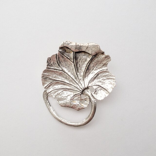 no.70006 蓮の葉のシルバーブローチ | iichi 日々の暮らしを心地よく