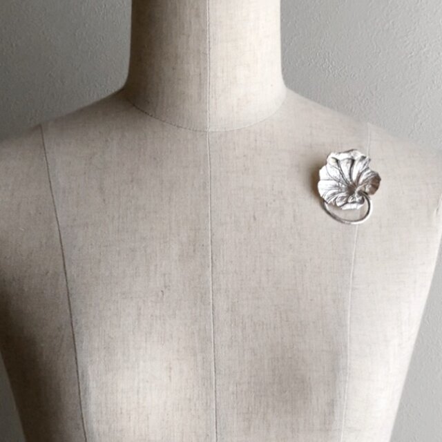 no.70006 蓮の葉のシルバーブローチ | iichi 日々の暮らしを心地よく