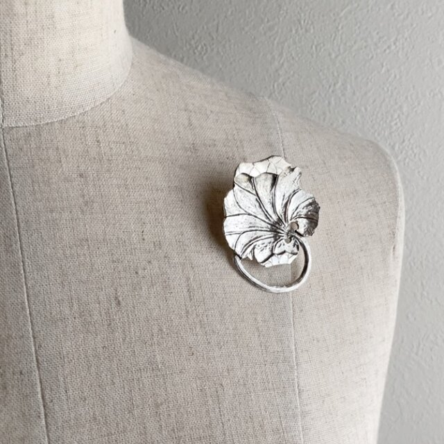 no.70006 蓮の葉のシルバーブローチ | iichi 日々の暮らしを心地よく