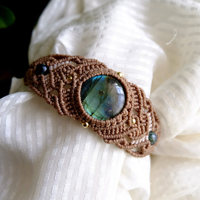 ラブラドライト（マダガスカル産）アズライト マクラメ編みバングル風