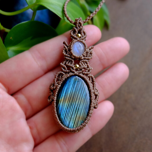 ラブラドライト ストライプ模様（マダガスカル産）・ムーンストーン