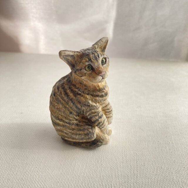 木彫りの猫の置物（お座りキジトラ） | iichi 日々の暮らしを心地よく