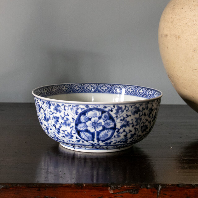 古伊万里 染付 花唐草文深鉢 江戸後期 | iichi 日々の暮らしを心地よく