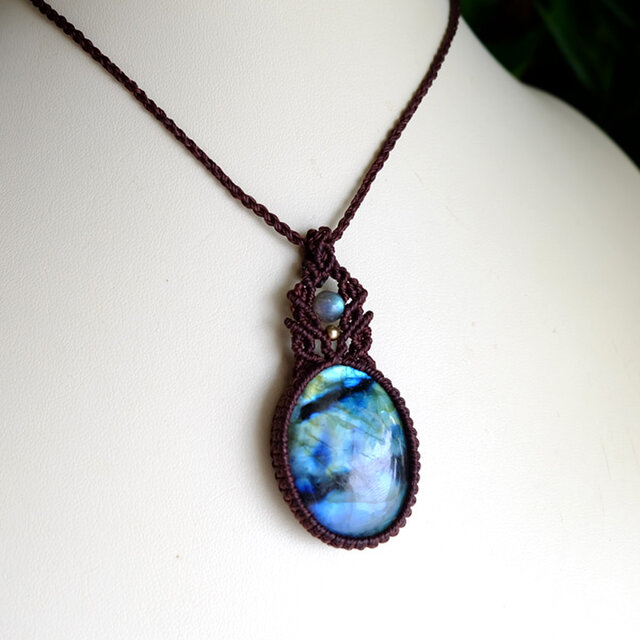 大きめラブラドライト 良質天然石 マクラメ編みペンダントネックレス