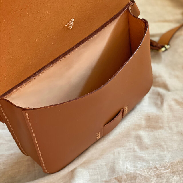 ヌメ革レザーショルダーバッグ・ストラップ取り外し可能でクラッチにも