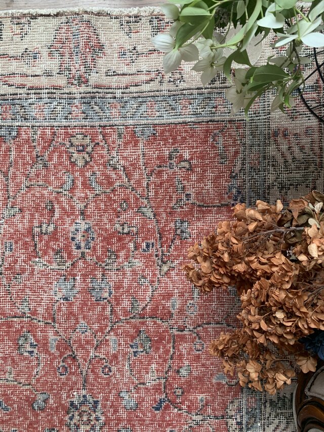 トルコラグ シャビーレッド 194×112ボタニカル トルコヴィンテージラグ