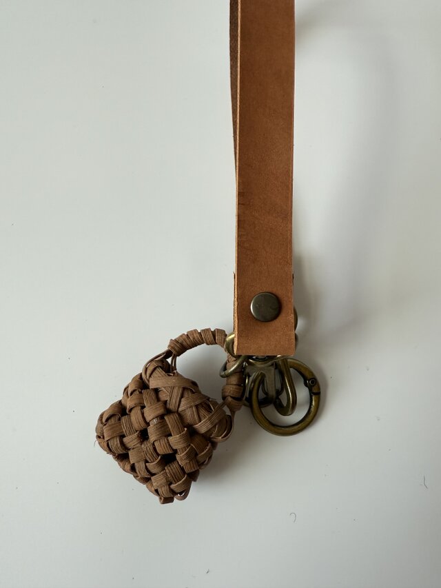 やまぶどうミニかごチャーム付きスマホストラップ | iichi 日々の