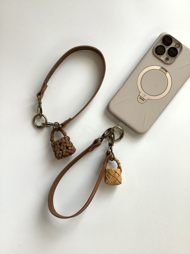 やまぶどうミニかごチャーム付きスマホストラップ | iichi 日々の