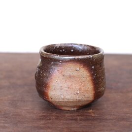 備前焼 手桶花入 h3-048 | iichi 日々の暮らしを心地よくする