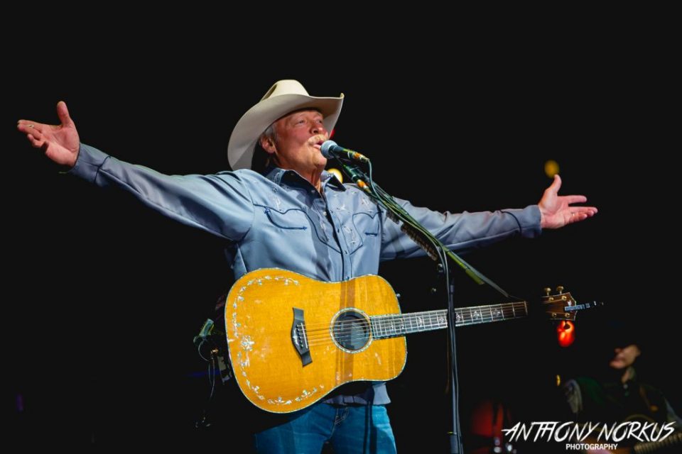 Grand Rapids shows love for Alan Jackson 'all over again' - Local