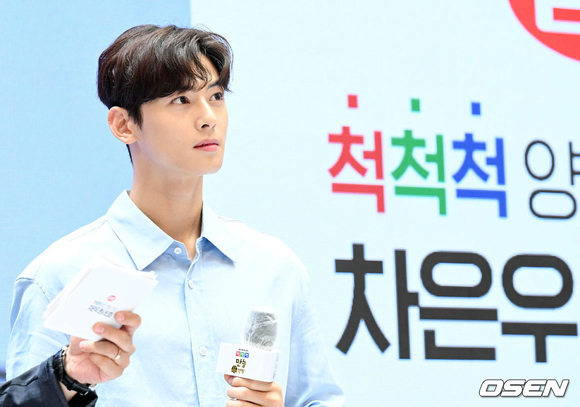 PHOTO】ASTRO チャウヌ、ファンサイン会に出席…眩しいビジュアル＆抜群