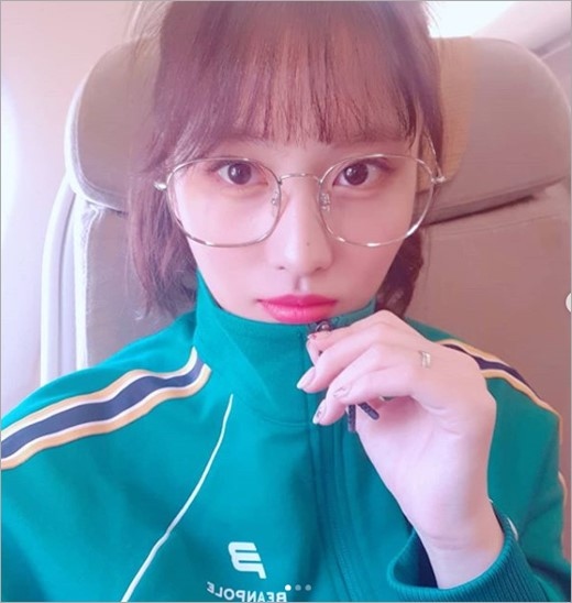 TWICE モモ、ジャージ＆メガネ姿がネット上で話題に…「可愛すぎる」と