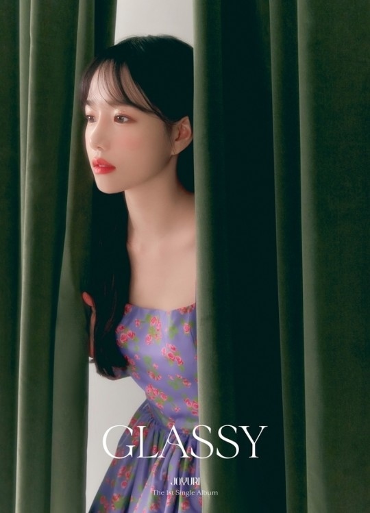 IZ*ONE出身チョ・ユリ、1stシングル「GLASSY」予告イメージを公開