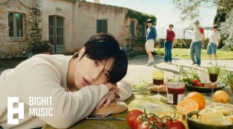 TOMORROW X TOGETHER、新曲「Love Language」MV公開…腹筋チラ見せ