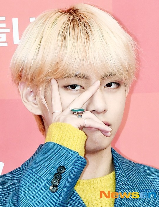 BTS（防弾少年団）のV、自身の定番ポーズ？少し個性的なVサインの魅力