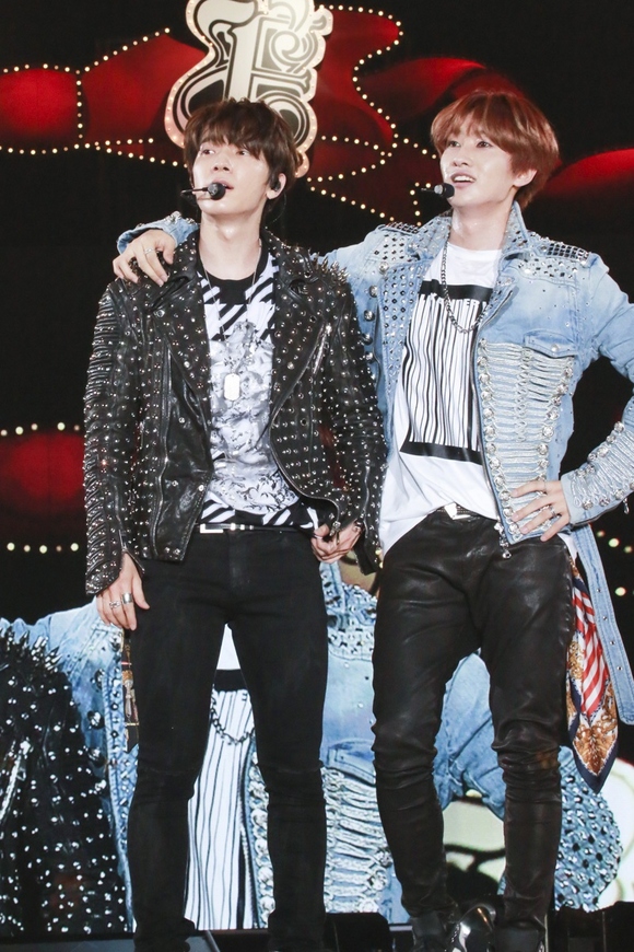 SUPER JUNIOR ドンヘ＆ウニョク、涙をこらえながら「皆のおかげでここ