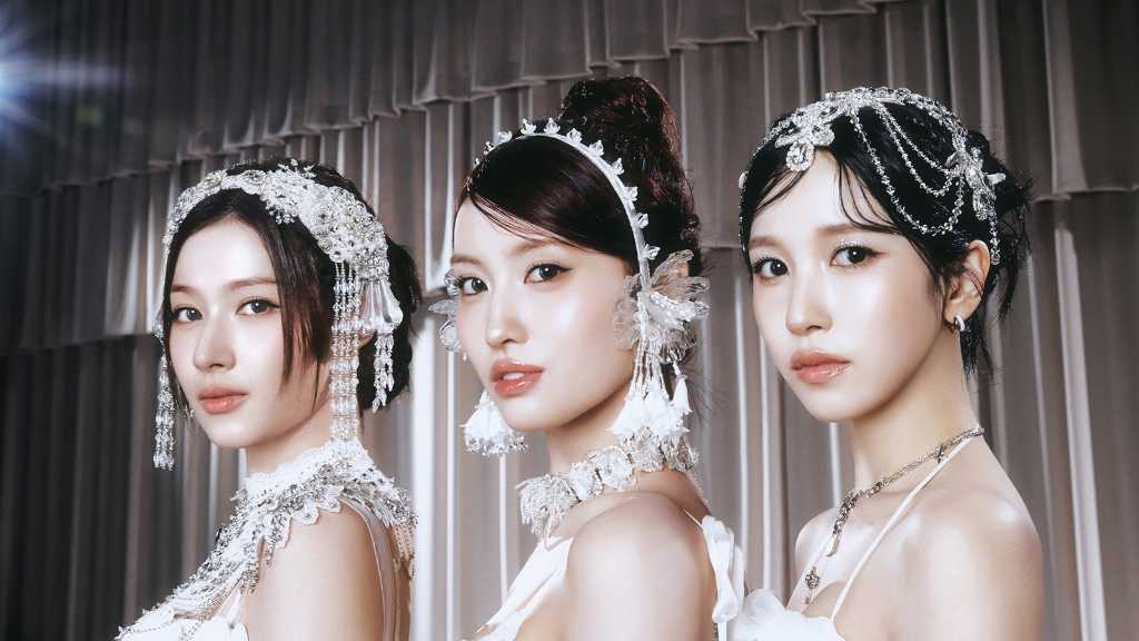 TWICEのユニットMISAMO、日本1stアルバム「PLAY」異なる世界観を表現