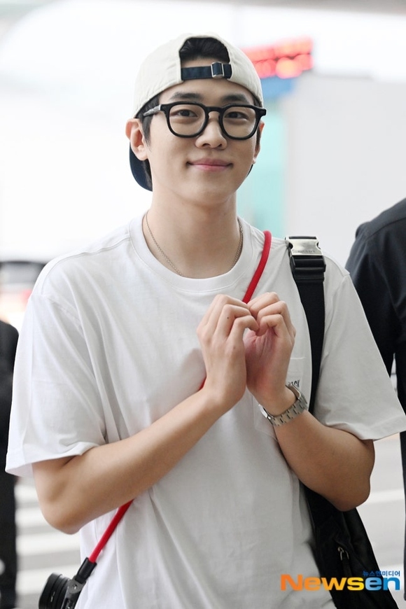 PHOTO】DKZ ジェチャン、アジアツアーのため香港へ出国…笑顔で挨拶