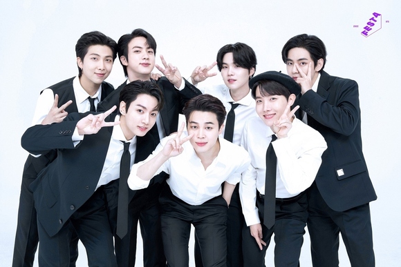 BTS（防弾少年団）、デビュー9周年を控えて家族写真を公開！今年も