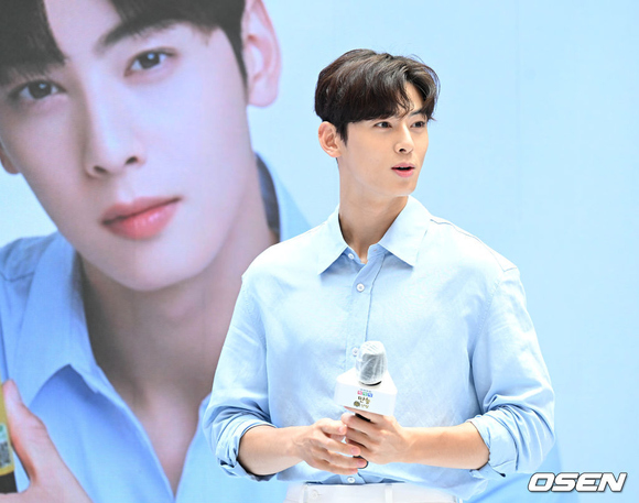 PHOTO】ASTRO チャウヌ、ファンサイン会に出席…眩しいビジュアル＆抜群