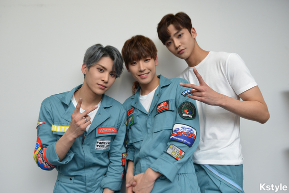 SF9、日本デビューに先立ちショーケース開催「ハイタッチで触れあった