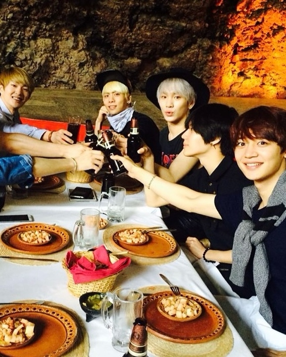 SHINee ジョンヒョンさんの誕生日をメンバーがお祝い…微笑ましい5人の