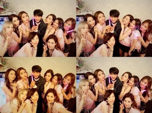 SHINee ミンホ、少女時代のコンサート会場で記念ショット“花畑にいる