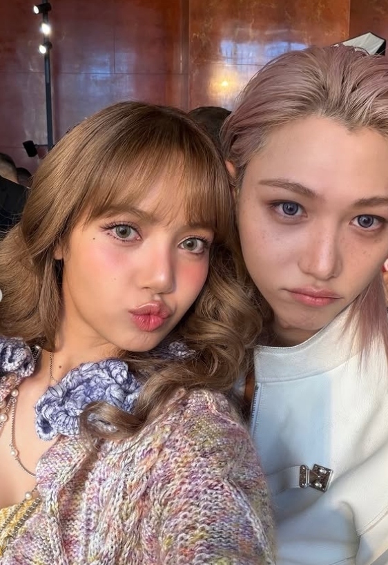 BLACKPINK リサ、Stray Kids フィリックスと密着！パリで撮った美男