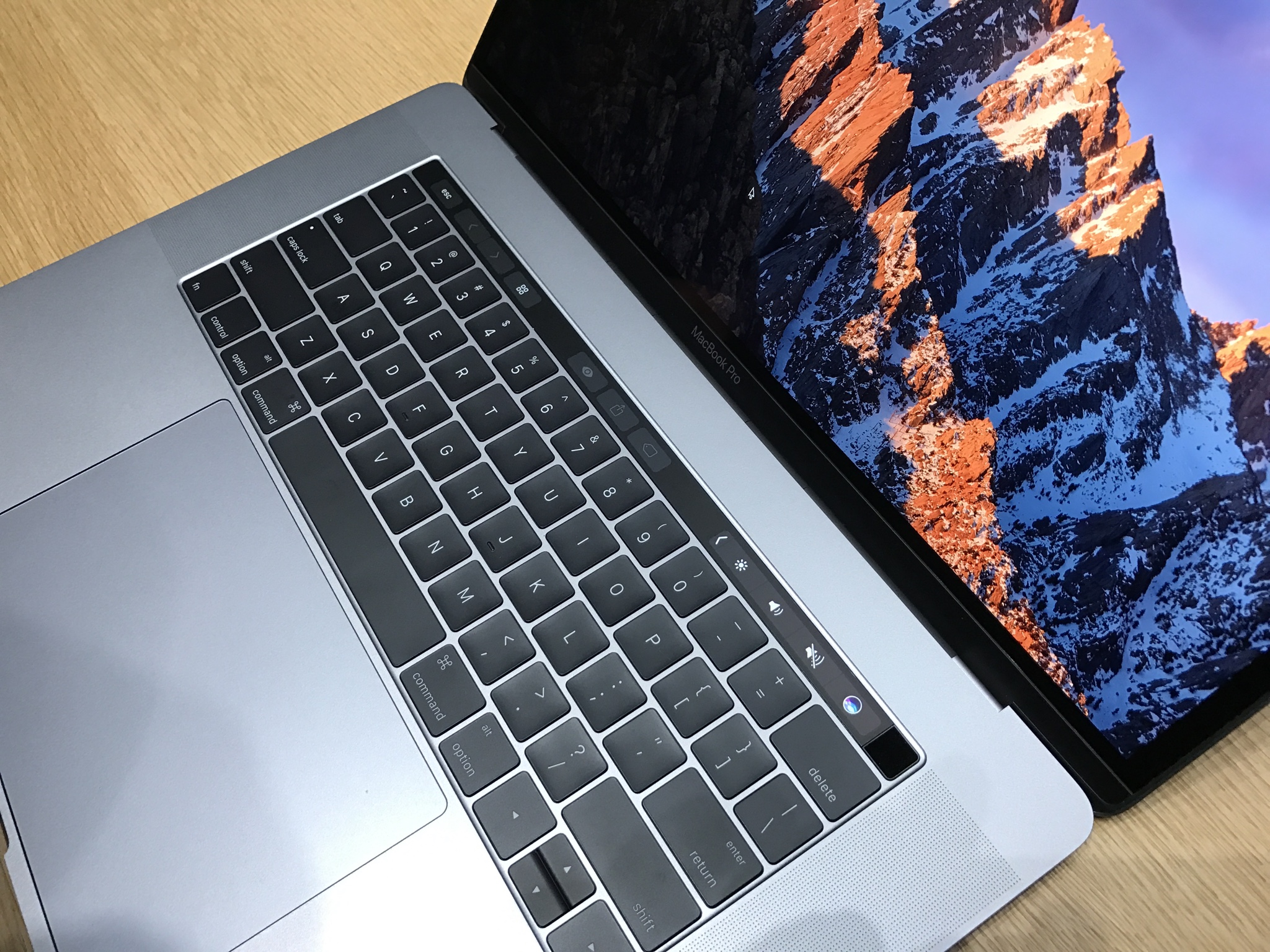 MacBook Pro [13-inch]: Touch Bar & Touch ID vs Without: Which is