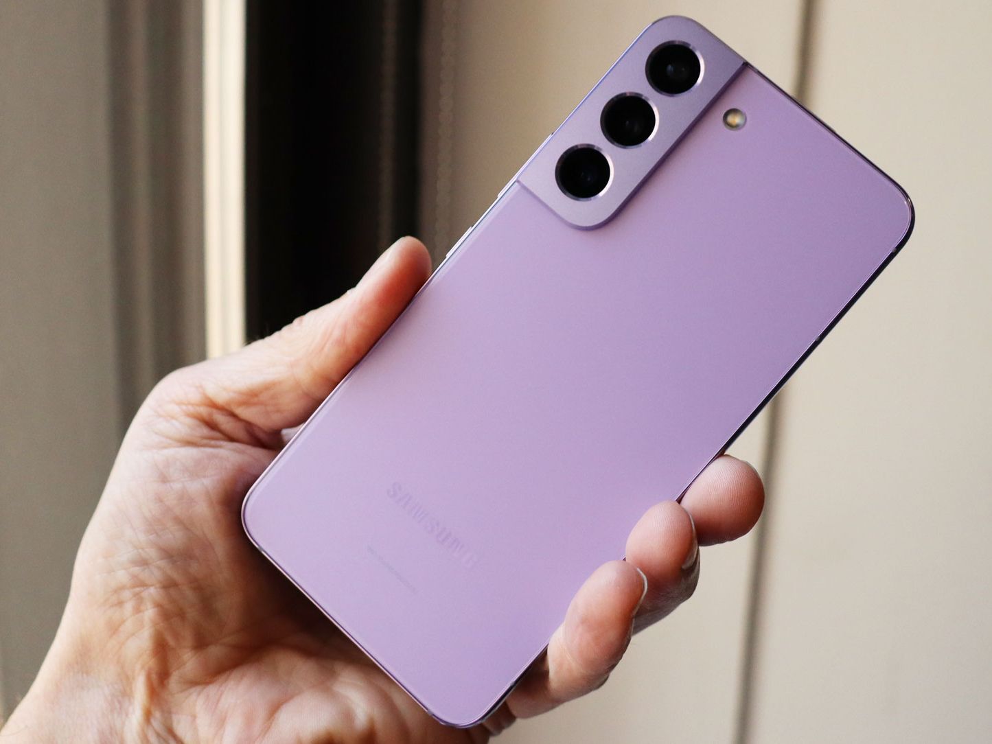 Samsung Galaxy S22 purple in-hand pictures: you're going to love