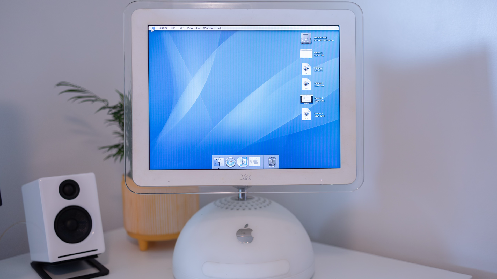 Using a G4 iMac in 2023 to mark its 20th anniversary: a still