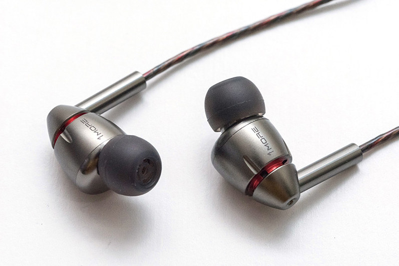 AV：片側4ドライバーで2万円以下! 破格プライスのイヤホン1MORE「E1010