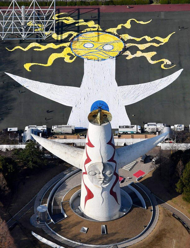 太陽の塔：ハンカチ5万枚で巨大アート 内部公開を記念 | 毎日新聞