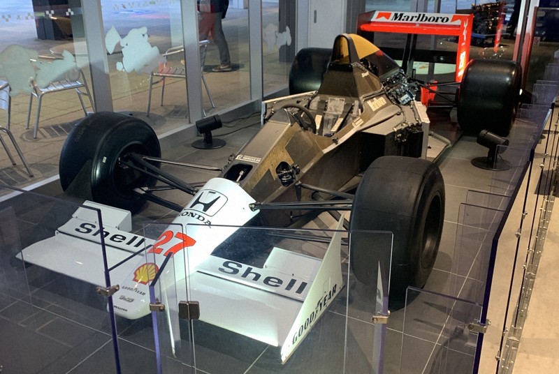 音速の貴公子」アイルトン・セナ没後30年 企画展に込めた思い | 毎日新聞