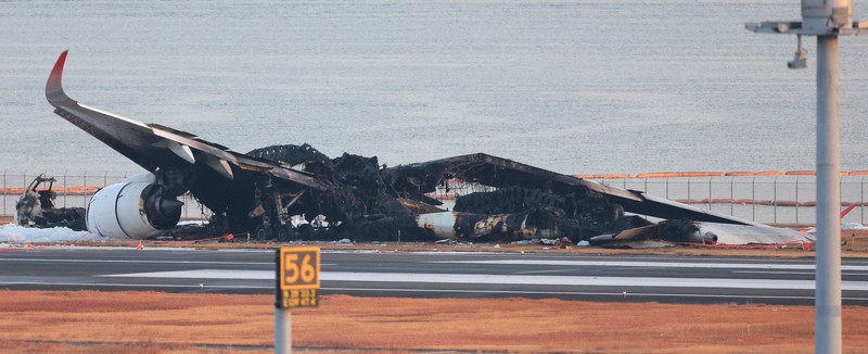 日航機の火災も鎮火、事故から8時間半後 羽田・海保機と衝突 | 毎日新聞