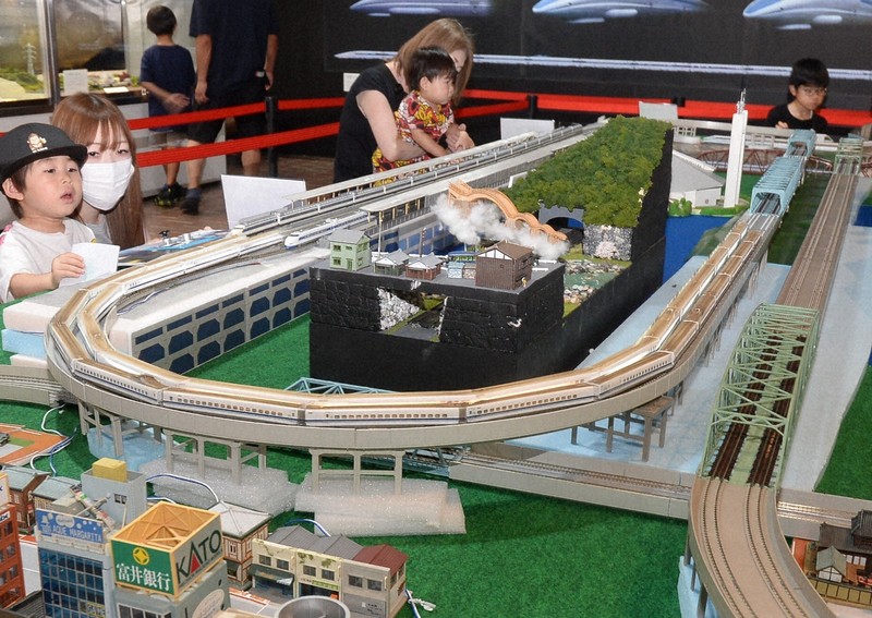 ジオラマに「貫通石」も 山陽新幹線50年展、県立山口博物館で開催