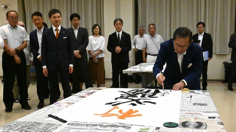 高市氏を「初の女性総理に」 自民総裁選出馬表明 支援者ら必勝祈願