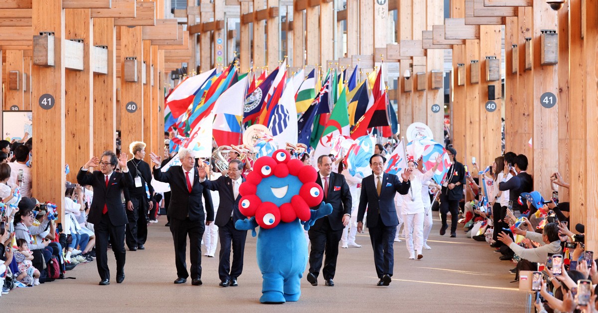 万博でフラッグパレード 参加国の国旗持ち350人が会場を行進 | 毎日新聞