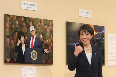 タイガース優勝の写真に「よし！」 高市首相が報道写真展を鑑賞 | 毎日新聞