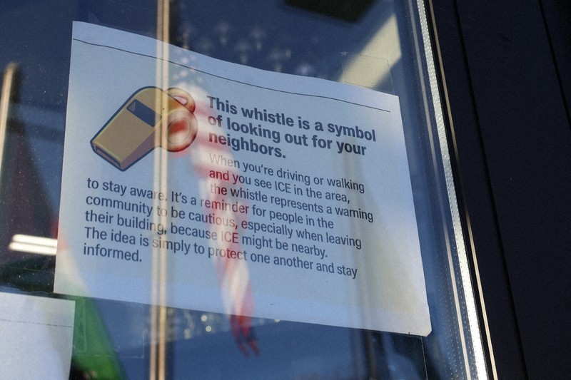 トランプ政権：町全体を覆う移民捜査の恐怖 市民は「笛」で抵抗 米中