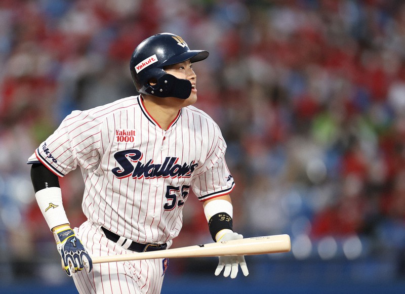 ヤクルト村上、史上最年少100本塁打 21歳7カ月 清原抜く | 毎日新聞