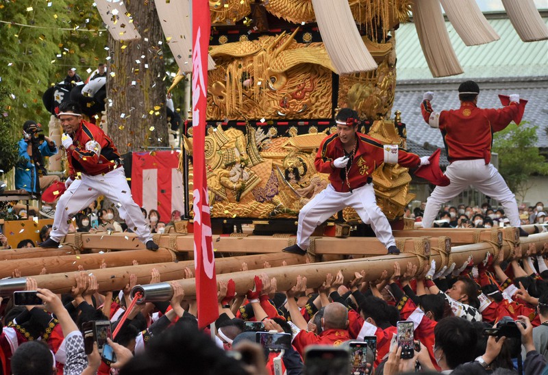 迫力満点「差し上げ」披露 3年ぶり新居浜太鼓祭りに歓声 愛媛 | 毎日新聞