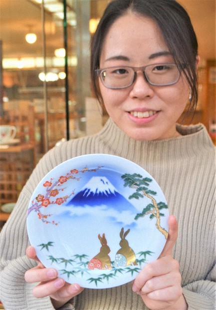 2022歳末点描：「安寧の新年に」干支の皿 有田焼の深川製磁が金彩
