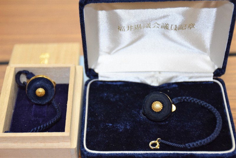 14金製のはずが金メッキ 福井県議返却の議員バッジにレプリカ混入