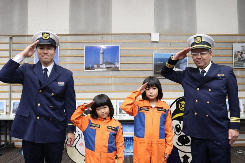 海と灯台のなぞ展 海保の仕事、子供ら学ぶ 制服試着会も 長崎市立