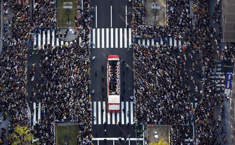 延べ100万人、沿道に 阪神、オリックスVパレード 大阪・神戸 | 毎日新聞