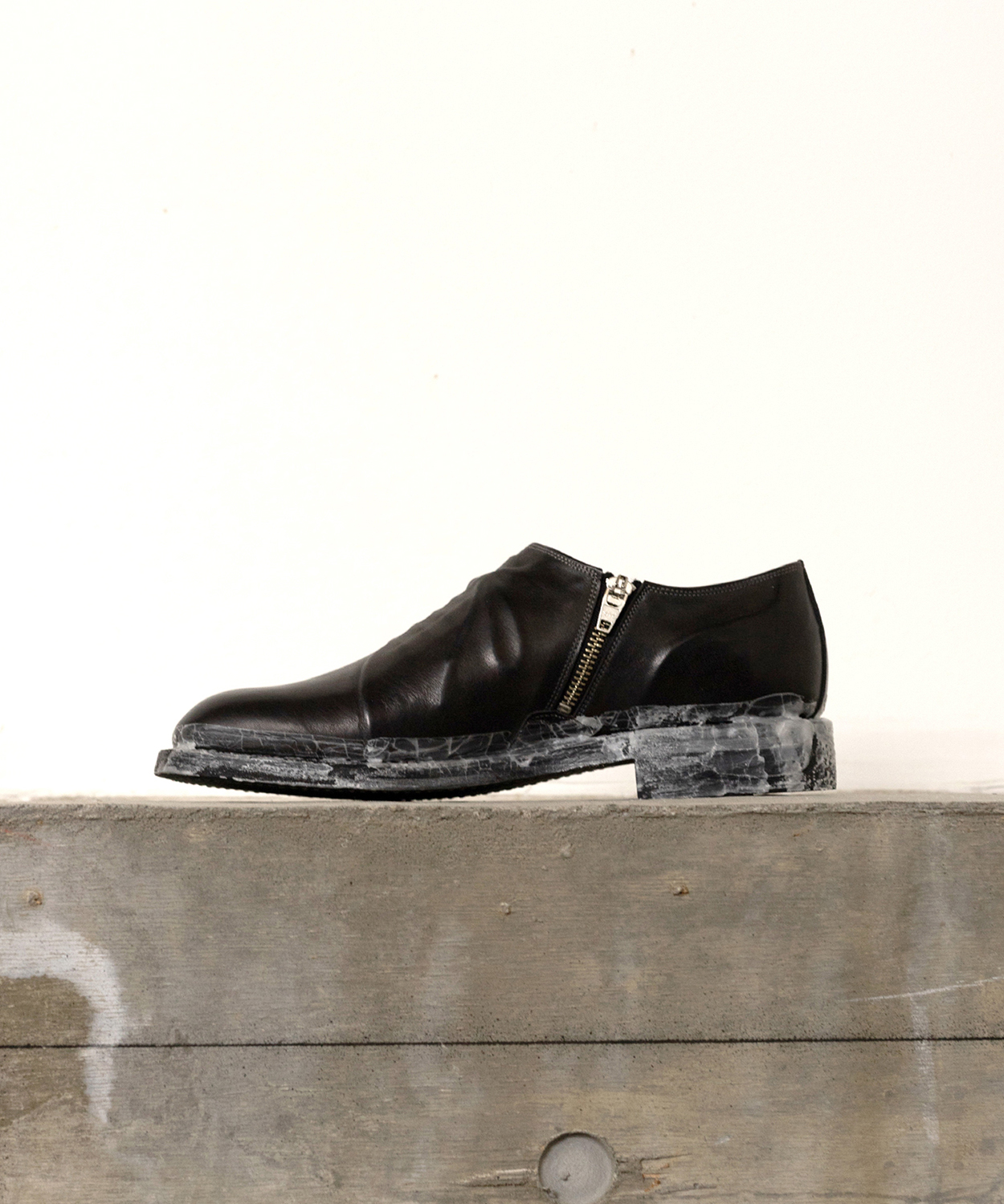 Atelier MIHARA YASUHIROから”炙り出し”革靴の新作がリリース